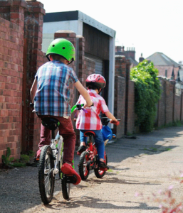 S pomožnimi kolesi ali brez, glavno da otroci uživajo v vožnji.